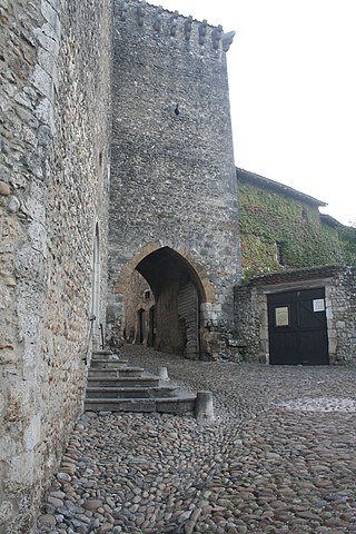 Rempart attenant à l'immeuble dit maison du sergent de justice