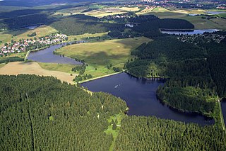 Die Erhöhung der Teichdämme